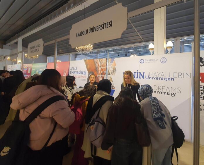 Anadolu Üniversitesi, Bursa'daki Tanıtım Günlerinde Öğrenciler ve Öğretmenlerle Bilgi Paylaştı
