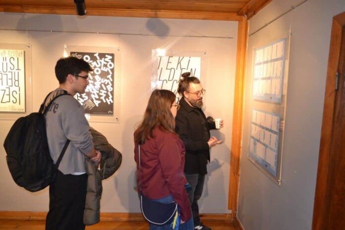 Anadolu Üniversitesi'nde 'Hatalı Yazı' Tipografik Afiş Seçkisi Ziyarete Açıldı