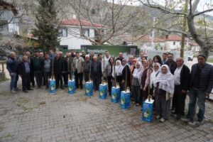Eskişehir Büyükşehir Belediyesi Sarıcakaya’da 600 Dut Fidanını Üreticilere Teslim Etti