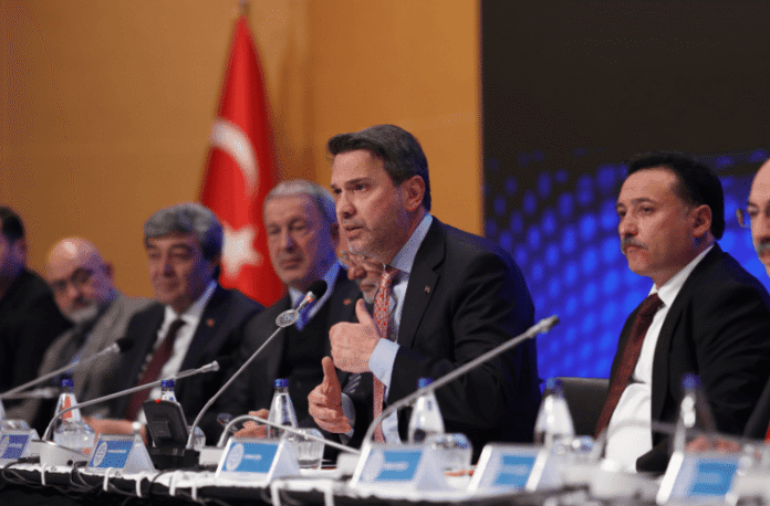 Bakan Bayraktar: Türkiye'nin Enerji Hedefleri Elektrikleşme ve Yenilenebilir Kaynaklarla Güçleniyor